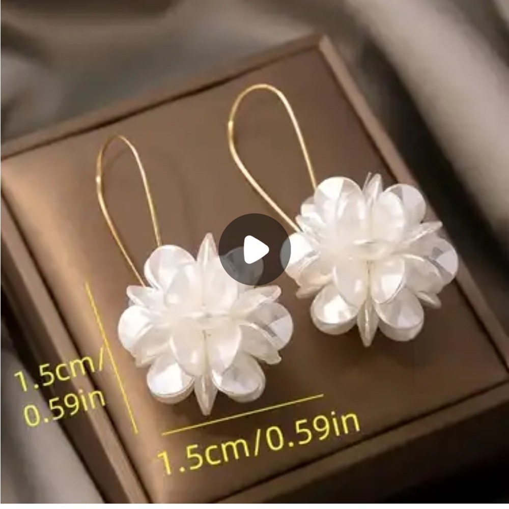 White and Gold Floral Earrings with Iridescent Sheen - Picture 3 of 5